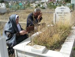 Bayram Öncesi Mezarlıklar Ziyaretçi Akınına Uğradı