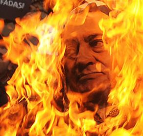 Mübarek ateşi Mısır'ı kaosa çevirdi