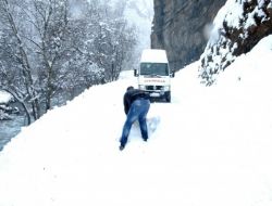 Sürücüler Kar Yüzünden Kapanan Yolu Kendi İmkanları İle Açıyor!!