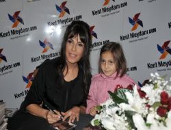 Ayşegül Aldinç, Bursa'da Hayranlarıyla Buluştu!