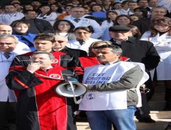 Tıp Fakültesi Üyeleri Performans Sistemini Protesto Etti