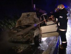 Yanmaya Başlayan Otomobili Bırakıp Kaçtılar