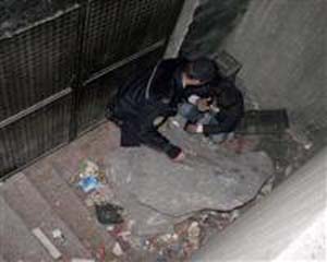 Şaşkın kaçakçı karakolun arkasına saklandı!