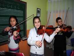 Minik Kemanistler, Barış Manço'yı Şarkılarıyla Andı