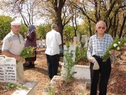 Mezarlık Ziyaretinde Eşiyle Helalleşti