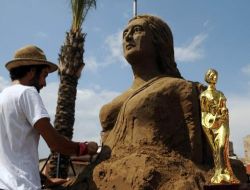 Antalya'ya Altın Portakal Film Festivali'nin Simgesi Venüs'ün Kumdan Heykeli Yapılıyor