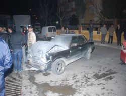 Kaldırımda Yürüyen Gençlere Kamyonet Çarptı: 2 Yaralı