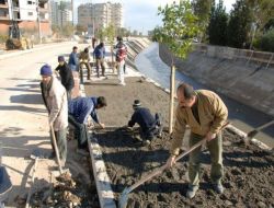 Adana Büyükşehir Belediyesi'nin Kaldırım Çalışmaları Devam Ediyor