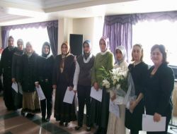 Eğitimini Tamamlayan Veliler Belgelerini Aldı