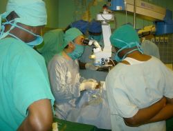 Türk Doktorları Kamerun’da İlk Katarakt Ameliyatını Yaptı