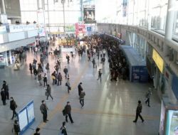 Koreliler, Sollal Bayramı'nda Memleketlerine Gitmek İçin Tren Garlarına Akın Etti