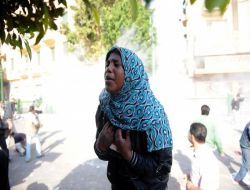 Mısır’da Muhalifler Ve Mübarek Yanlıları Birbirine Girdi