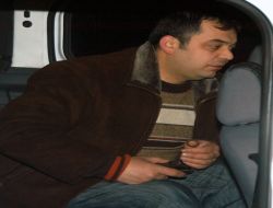 Eksi 10 Derece Soğukta Yolda Bulduğu Cüzdanın Sahibini Aradı
