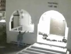 Camiden Ayakkabı Çalan Şahıs Güvenlik Kamerasına Yakalandı