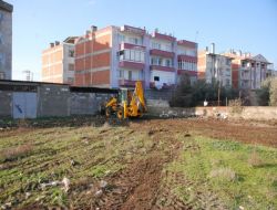 Edremit'te Boş Ve Sahipsiz Alanlardaki Çöpler Temizleniyor
