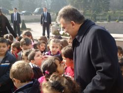 Minik Öğrenciden Gül’e İlginç Soru: Biz Sizi Televizyonda Görüyoruz, Siz De Bizi Görüyor Musunuz?