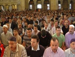 Adana'da Camiler Bayram Namazında Doldu Taştı