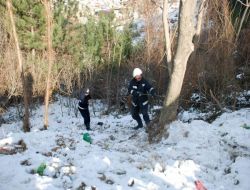 Buzlu Yolda Kayan Otomobil 40 Metrelik Uçuruma Yuvarlandı