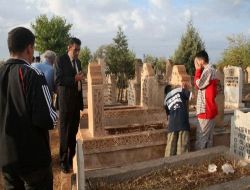 Midyat'ta Vatandaşlar Bayram Sabahı Mezarlıklara Akın Etti!