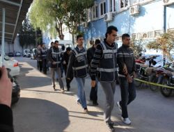 Polis, 9 Kişiyi 3 Kilo Esrarla Yakaladı!