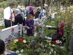 Şehit Yakınları Bayrama Buruk Girdi