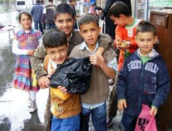 Yağmura Aldırmayan Tatvanlı Çocuklar, Şeker Toplama Devam Etti