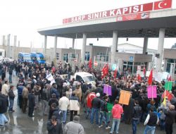 Yakınları Gürcistan’da Tutuklu Olan Vatandaşlar Sarp Sınır Kapısı'nda Eylem Yaptı!