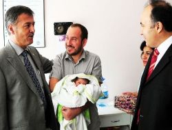 Muğla Valisi Altıparmak, Hastane Ziyaretinde Yeni Doğan Bebeğe İsim Verdi