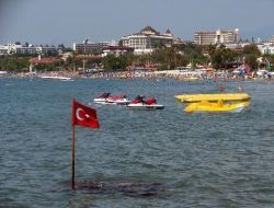 Side'de Halk Bayramlaşırken Turistler Denize Girdi