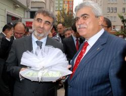 Bakan Yıldız'a Gümüş Tepside Çikolata Hediye Edildi