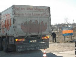 Kamyonun Arkasına ‘sıfırla Çarpar Yok Ederim’ Yazdırdı, 18 Kişiyi Yaraladı