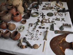 Tarihi Eser Pazarlığını Jandarma Bozdu; 3 Kişi, 936 Parça Eserle Yakalandı!