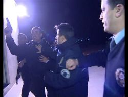Havalimanı Güvenlik Görevlileri Gazeteciye Silah Çekti