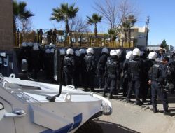 Yol Kapatmak İsteyen Esnafa Polis Müdahale Etti