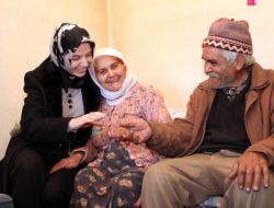Denizli Belediyesi Sevgi Eli, Bakıma Muhtaç Yaşlı Çifte Yardım Etti