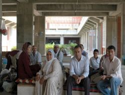Hastane Bahçesinde Hüzünlü Bayram
