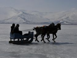 Donmuş Göl Üstünde Atlı Kızak Rallisi