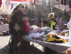 Kuşadası Çarşamba Pazarı'nda Yazlıklar Satılmaya Başladı