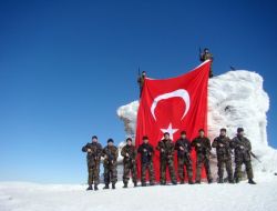 Uludağ’ın Zirvesinde Şehitlere Saygı Duruşu