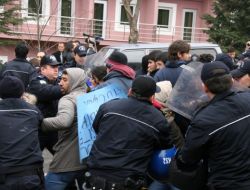 Bakan Eroğlu, Bir Grup Öğrenci Tarafından Protesto Edildi