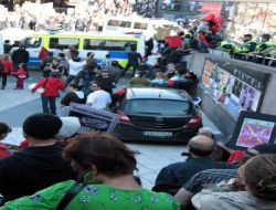 İsveç'teki Filistin Mitinginde İsrail'i Destekleyen İranlı Muhalifler Polise Zor Anlar Yaşattı