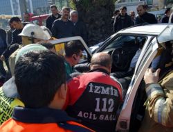 Orta Refüjü Aşan Bayan Sürücü Otomobilde Sıkıştı