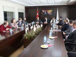 İzmirli İş Adamları Zirve Üniversitesi’ni Ziyaret Etti