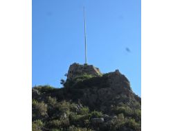 Fethiye Kalesi’ndeki Dev Türk Bayrağı Çalındı