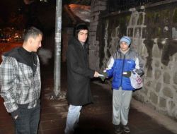 Çocuklar Yarıyıl Tatilinde Mendil Satarak Okul Harçlığı Kazanıyor