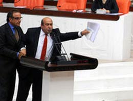 Sırrı Sakık, AK Partili Ziyaeddin Akbulut'a yumruk attı!