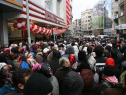 Trabzon’da Bir Alışveriş Merkezinde Ucuz Ürün İzdihamı Yaşandı