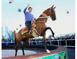 Berdimuhamedov’a Bahreyn’de İki Arap Atı Hediye Edildi