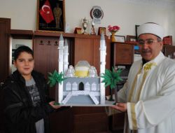 İlköğretim Okulu Öğrencisinin Mevlit Kandili Hediyesi Müftü Taş'ı Duygulandırdı