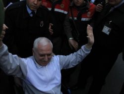 Hastaneye Sevk Edilen Haberal, Kendisini Bekleyenleri Ayakta Selamladı!